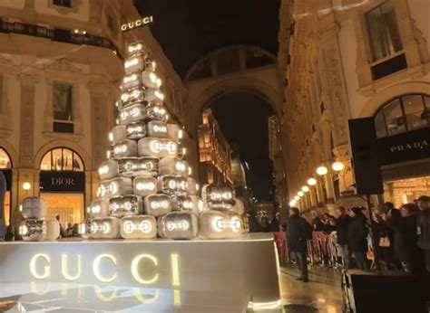 quanto e costato l'albero di gucci|Ultima generazione imbratta l'albero di Natale di Gucci in Galleria .